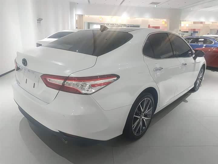 Фото 7 - Toyota Camry