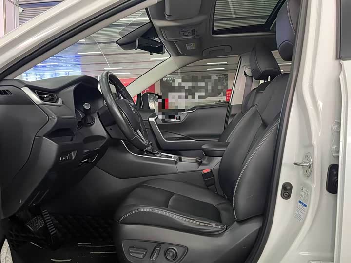 Фото 7 - Toyota RAV4