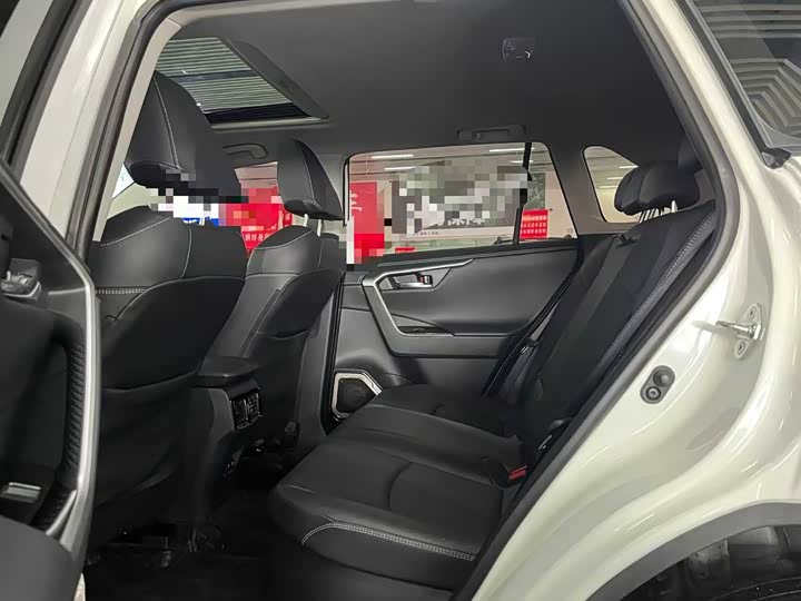 Фото 9 - Toyota RAV4