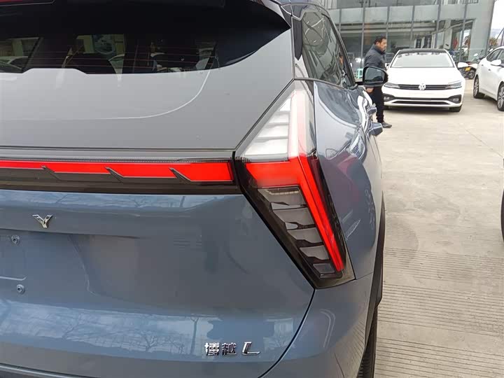 Фото 8 - Geely Atlas L