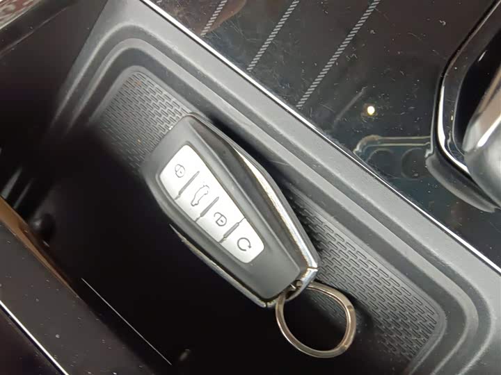 Фото 9 - Geely Atlas L