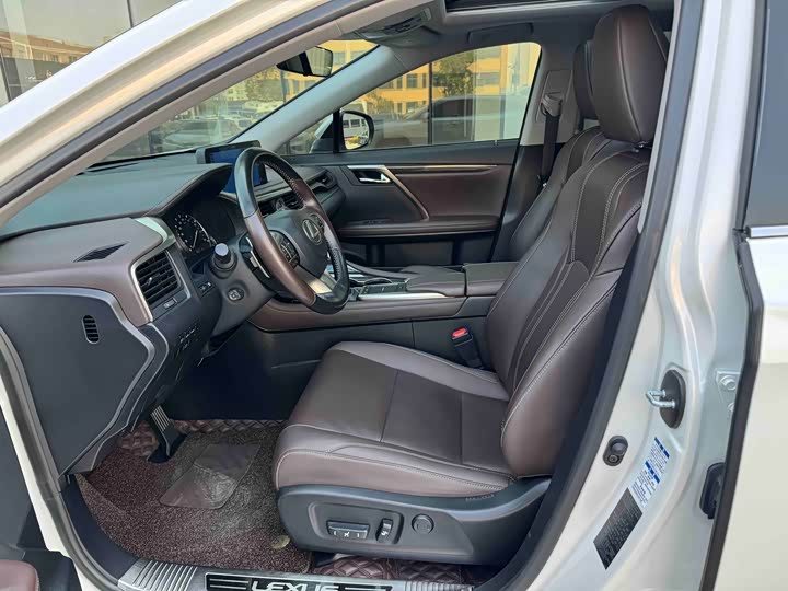 Фото 4 - Lexus RX