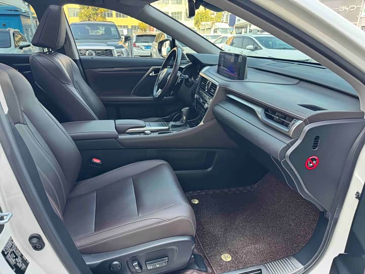 Фото 6 - Lexus RX