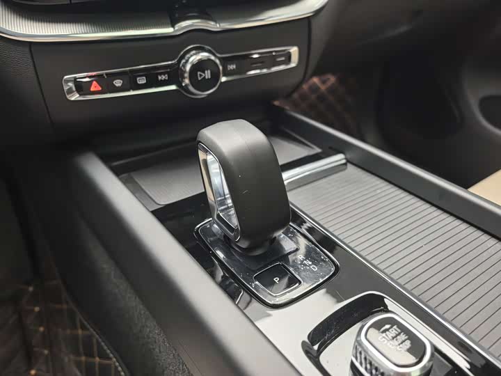 Фото 8 - Volvo XC60