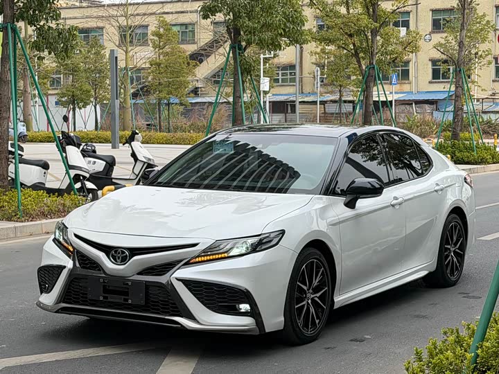 Фото 1 - Toyota Camry