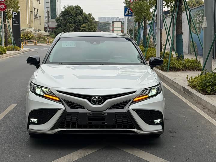 Фото 2 - Toyota Camry