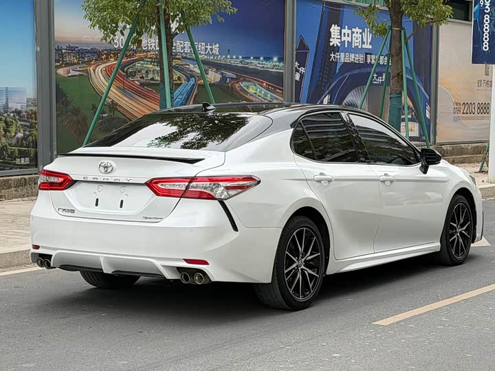 Фото 4 - Toyota Camry