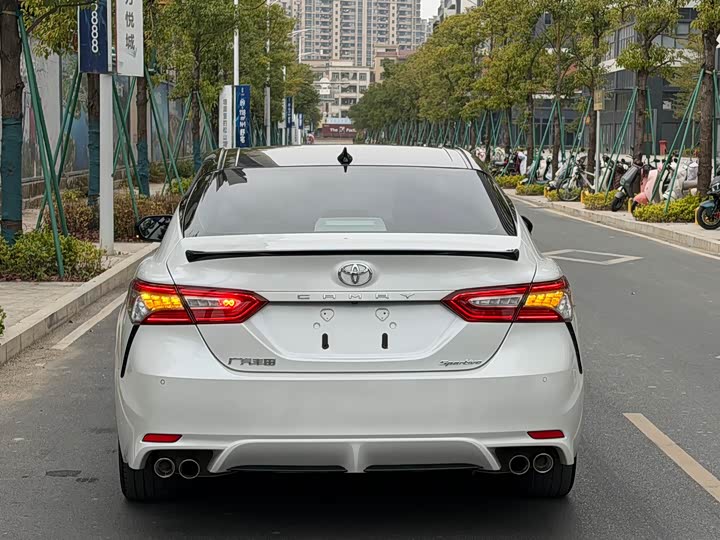 Фото 5 - Toyota Camry