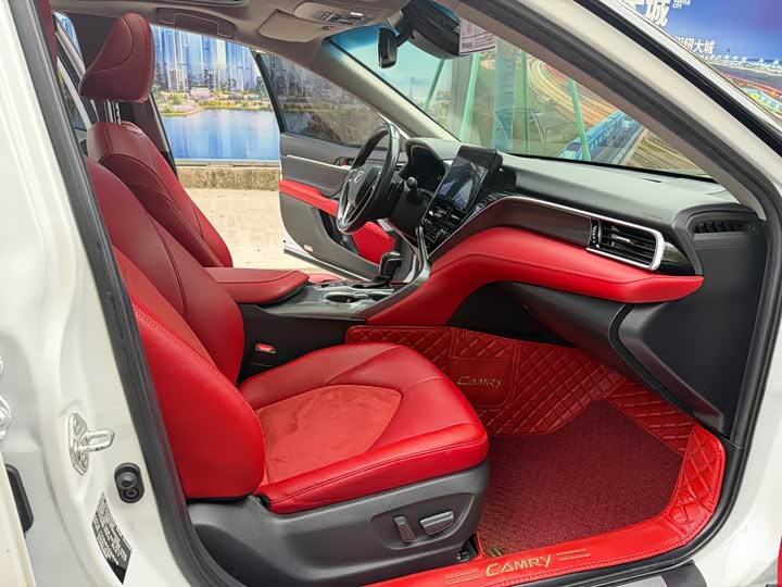 Фото 8 - Toyota Camry