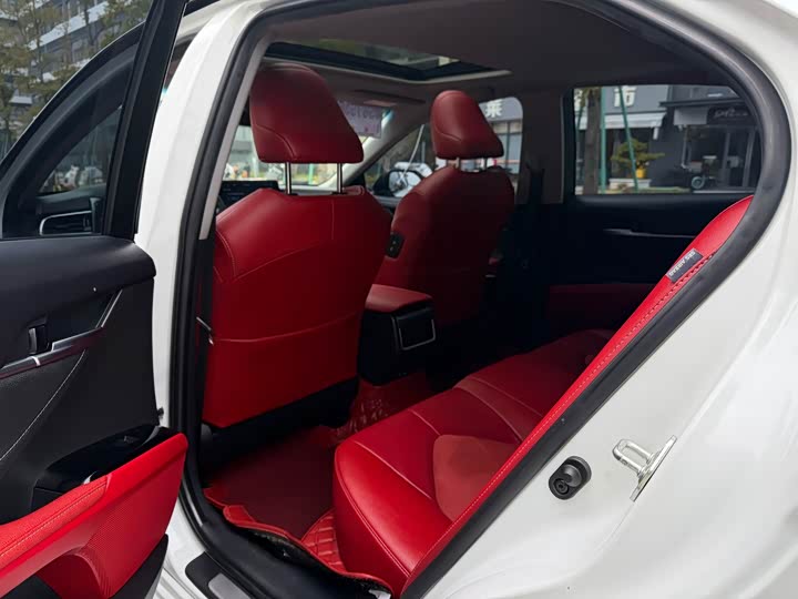 Фото 9 - Toyota Camry