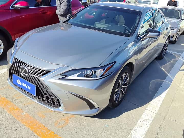 Фото 1 - Lexus ES