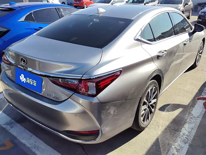 Фото 3 - Lexus ES