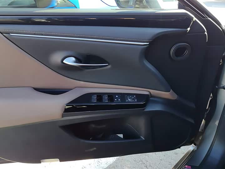 Фото 7 - Lexus ES