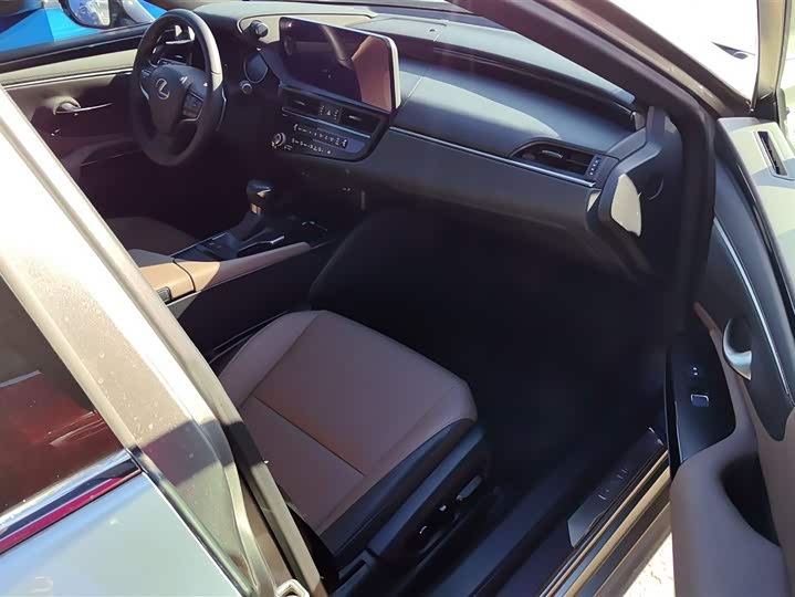 Фото 8 - Lexus ES