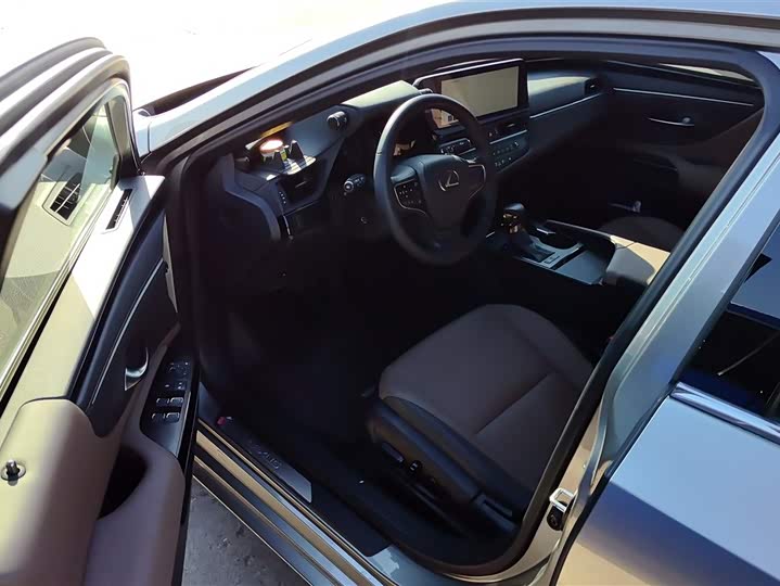 Фото 9 - Lexus ES