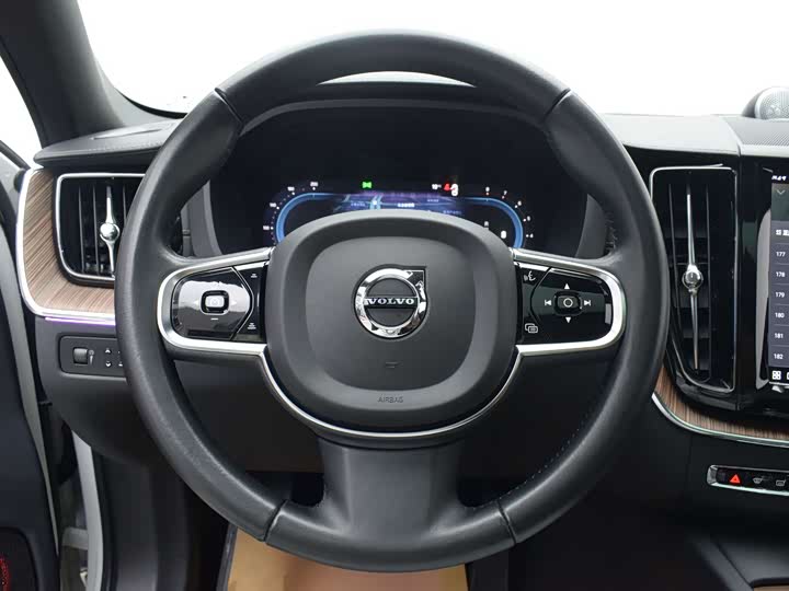 Фото 9 - Volvo XC60