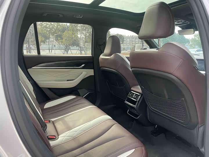 Фото 8 - Geely Monjaro