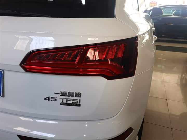 Фото 8 - Audi Q5L