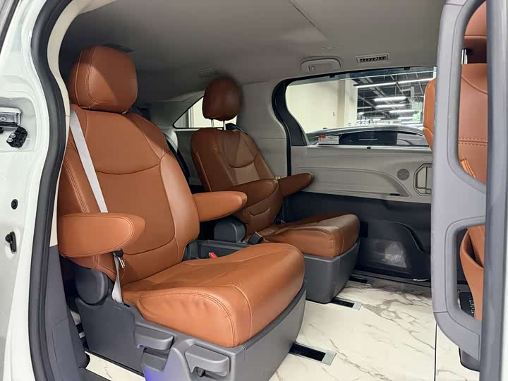 Фото 6 - Toyota Sienna