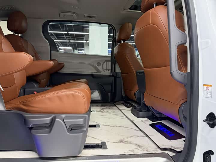 Фото 7 - Toyota Sienna