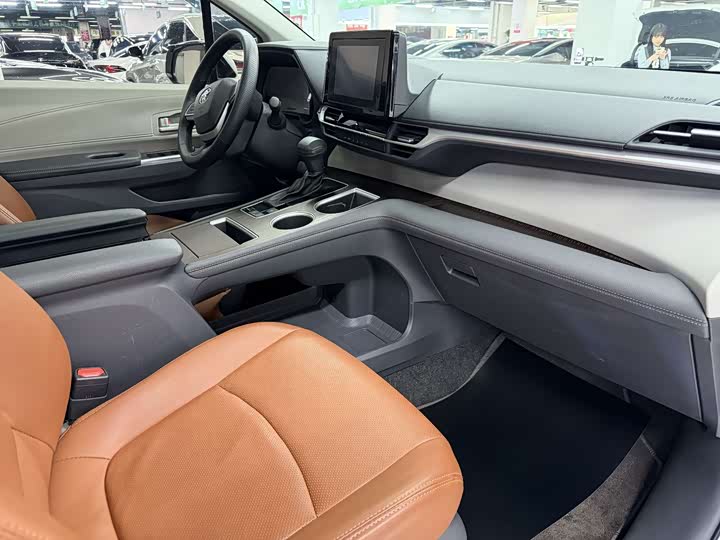 Фото 8 - Toyota Sienna