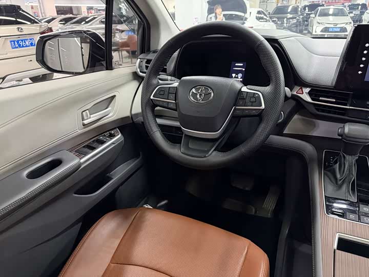 Фото 9 - Toyota Sienna