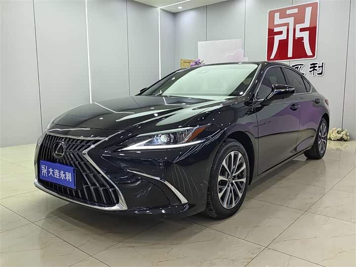 Фото 1 - Lexus ES