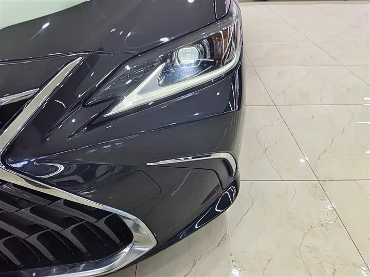 Фото 7 - Lexus ES