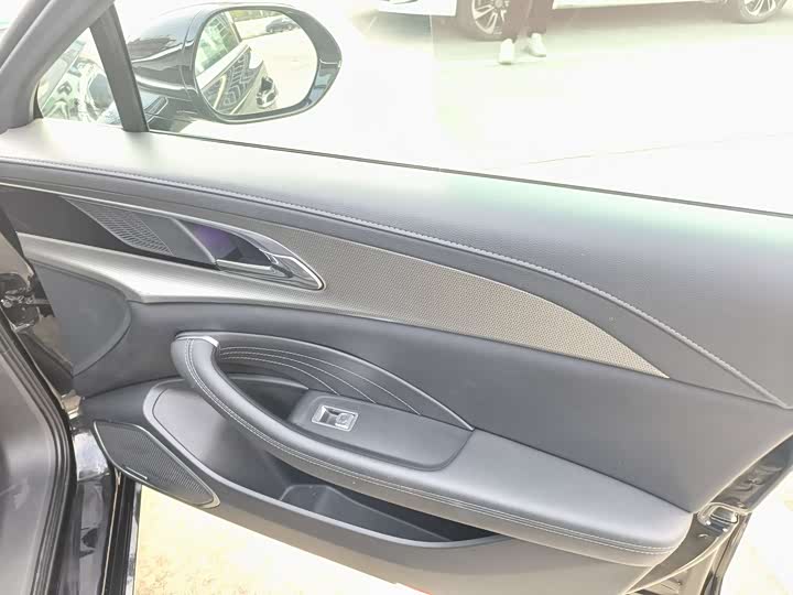 Фото 5 - Hongqi H5