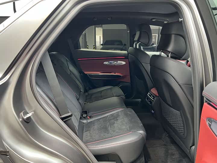 Фото 6 - Genesis GV70