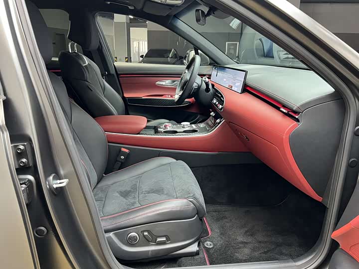 Фото 7 - Genesis GV70