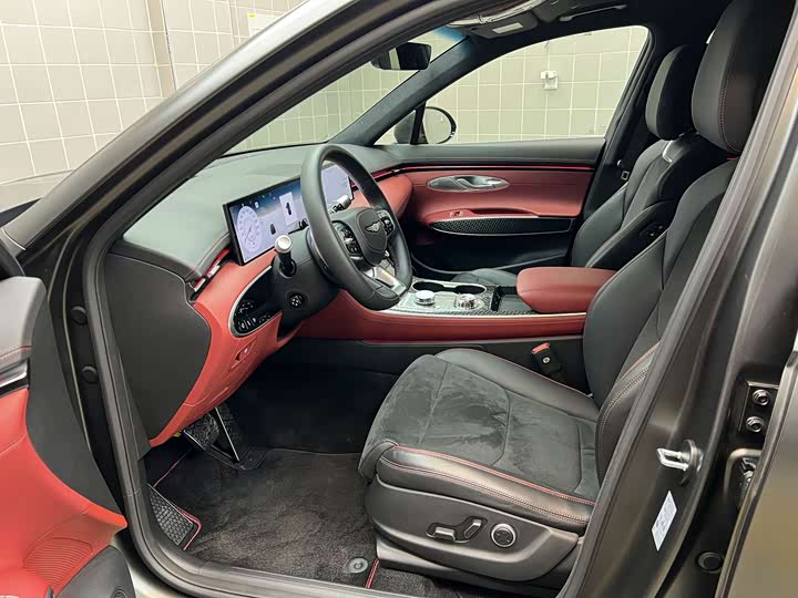 Фото 8 - Genesis GV70