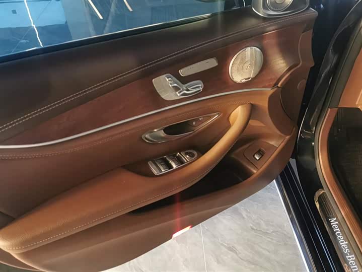 Фото 7 - Mercedes-Benz E-Class