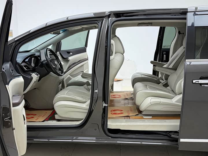 Фото 9 - Buick GL8 ES