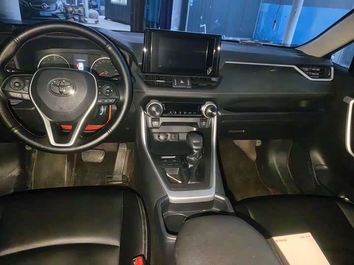 Фото 5 - Toyota RAV4