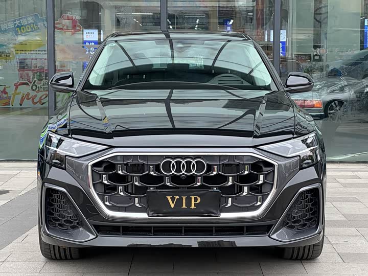 Фото 2 - Audi Q8