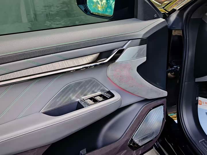 Фото 9 - Zeekr 001