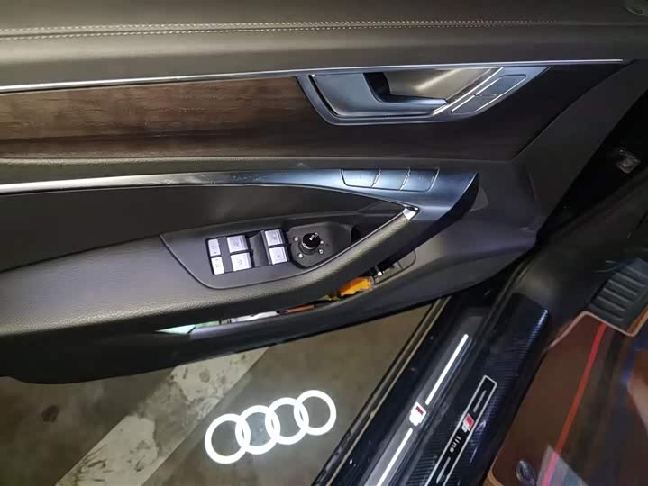 Фото 7 - Audi A6L
