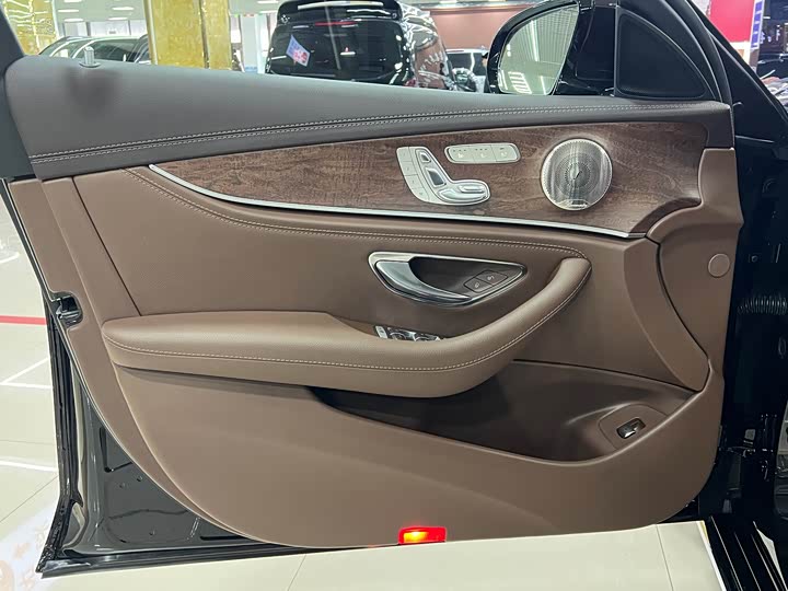 Фото 4 - Mercedes-Benz E-Class