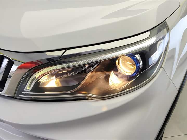 Фото 5 - Geely Vision X3