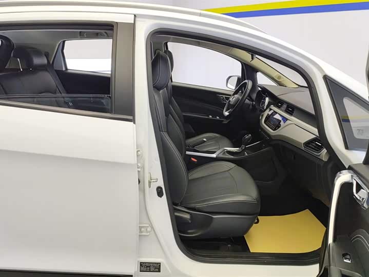 Фото 8 - Geely Vision X3