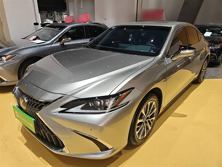 Фото 1 - Lexus ES