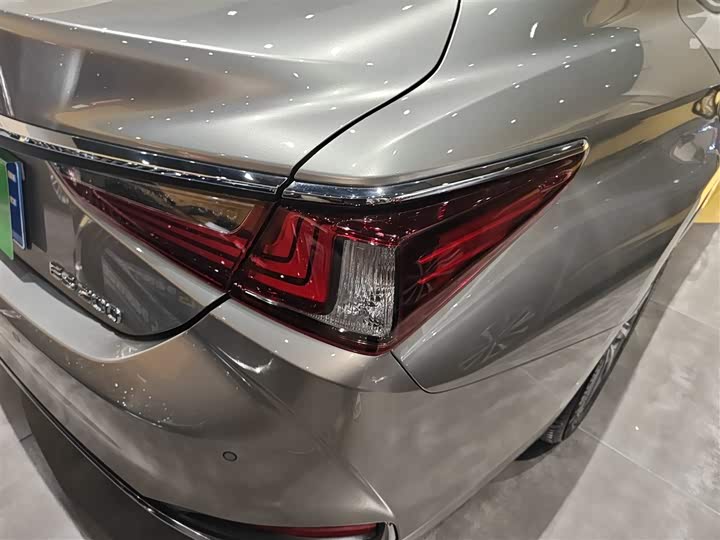 Фото 8 - Lexus ES