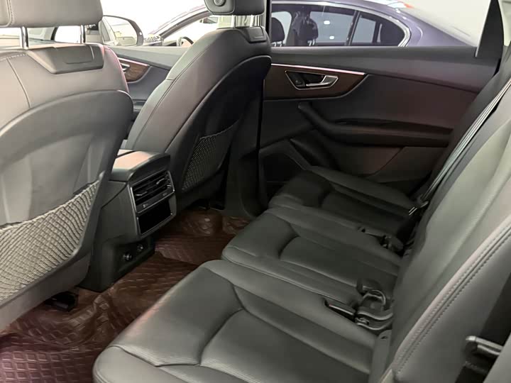 Фото 9 - Audi Q7