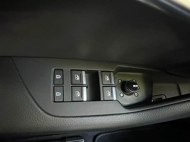 Фото 4 - Audi A6L