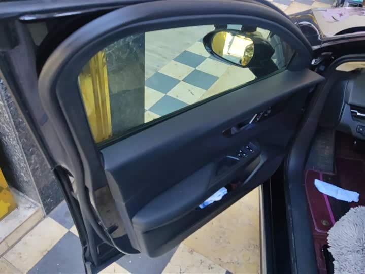 Фото 7 - Hongqi E-QM5