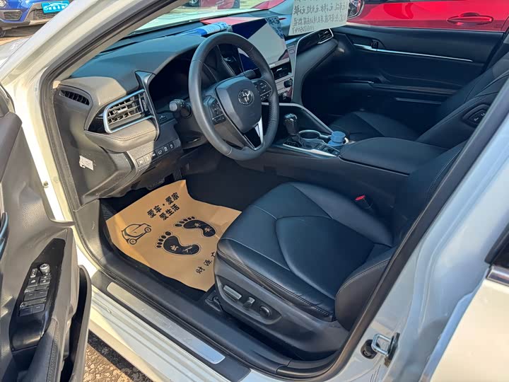 Фото 2 - Toyota Camry