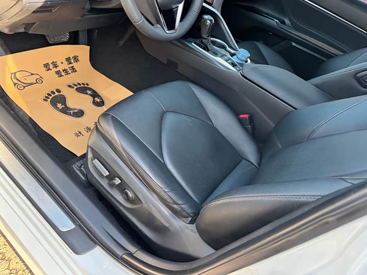 Фото 4 - Toyota Camry