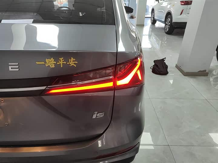 Фото 8 - Roewe i5