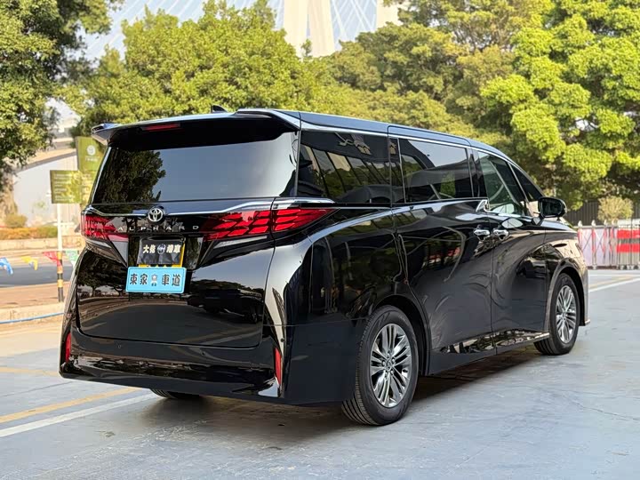 Фото 5 - Toyota Alphard